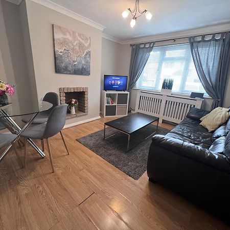Croydon Apartment With Parking لندن المظهر الخارجي الصورة